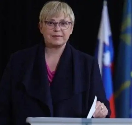 恭喜穆萨尔成为斯洛文尼亚首位女总统